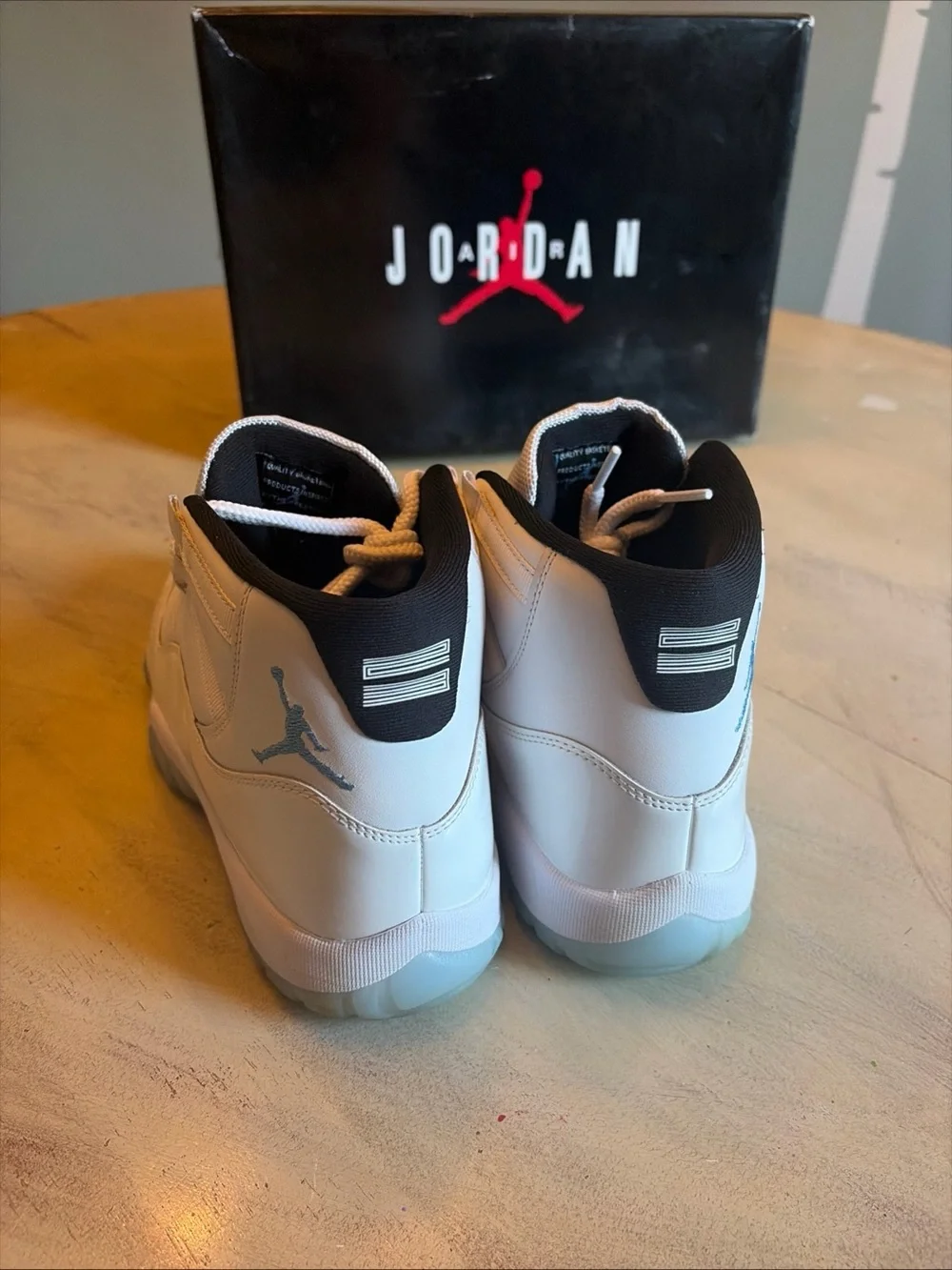 Mens Air Jordan 11 Retro 2024 Legend Blue / Columbia Size 9.5US, Good Condition